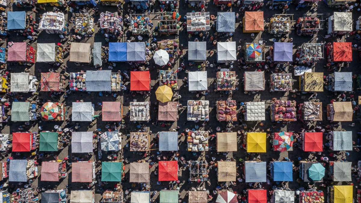 Feria americana argentina desde arriba, fotografía aérea con drone